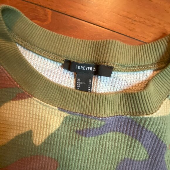 Forever 21 Oversized Ribbed Crop Top size Medium Camo - Picture 6 of 7